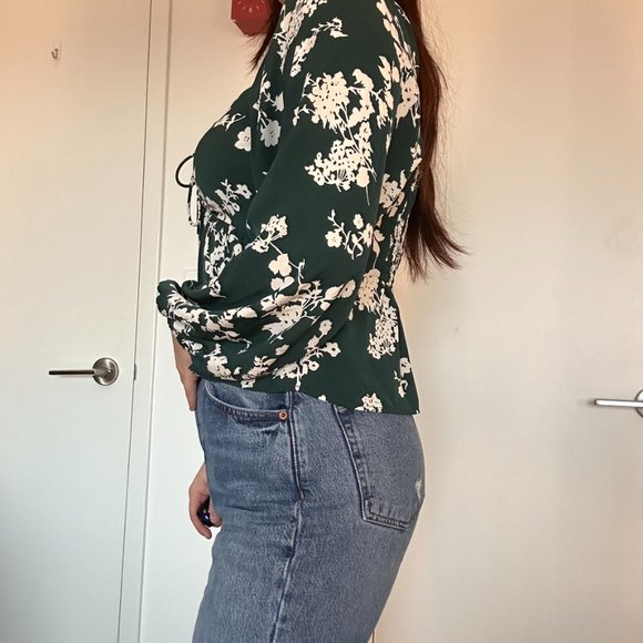 ABERCROMBIE AND FITCH - Green Floral Ruched Blouse (Size M - LIKE NEW) - Picture 5 of 6